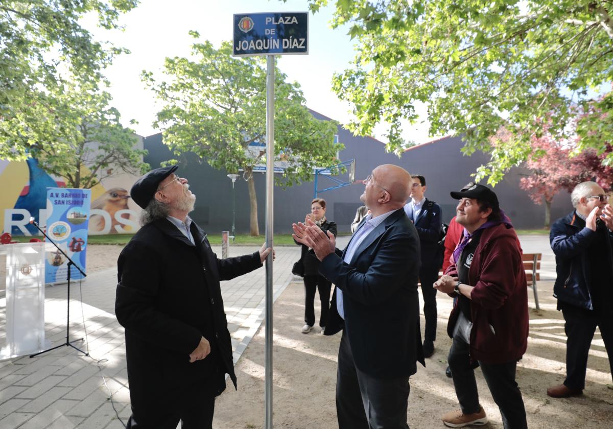 Joaquín Díaz posa durante la inauguración de la plaza que lleva su nombre.