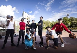 Varios de los jóvenes que se reúnen todos los días en las canchas deportivas ubicadas en la plaza del biólogo José Antonio Valverde.