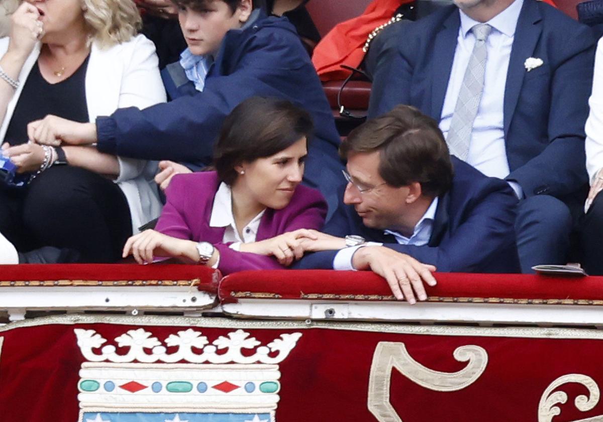 José Luis Martínez-Almeida y Teresa Urquijo, en Las Ventas.