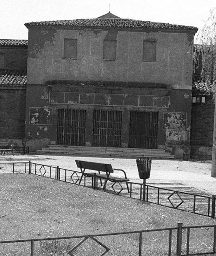 Imagen secundaria 2 - En color, postal de 1964 donde se ve la iglesia de San Antonio (Padres Franciscanos) y, junto al solar donde se levantaría el convento, un carro tirado por un caballo. En blanco y negro, vista del barrio Girón en los años setenta del siglo pasado y el Cine Castilla en 1998.