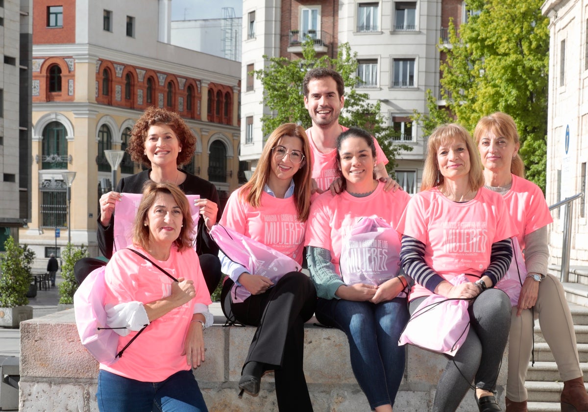 Los colcejales Rodrigo Nieto, Mayte Martínez y Carolina del Bosque posan con la camiseta junto a trabajadoras del Ayuntamiento.