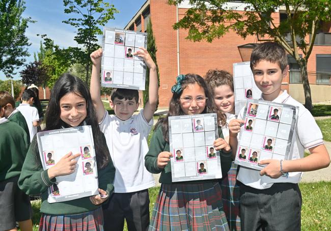 Los alumnos de 3º de Primaria mostrando sus albumes