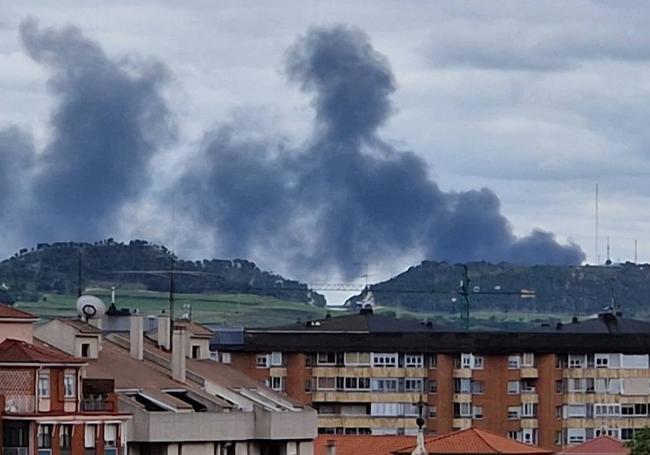 Columna de humo del incendio de Aldeamayor vista desde Valladolid.