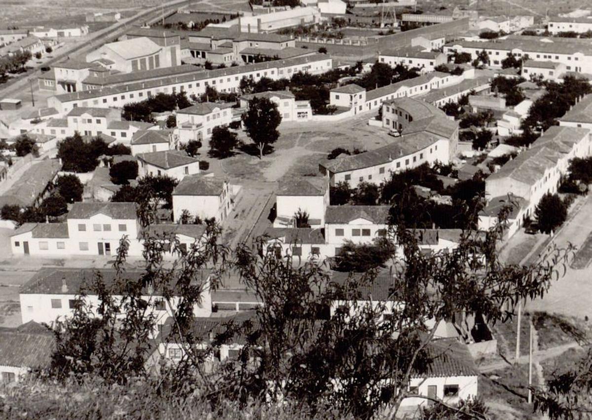 Imagen secundaria 1 - En color, postal de 1964 donde se ve la iglesia de San Antonio (Padres Franciscanos) y, junto al solar donde se levantaría el convento, un carro tirado por un caballo. En blanco y negro, vista del barrio Girón en los años setenta del siglo pasado y el Cine Castilla en 1998.