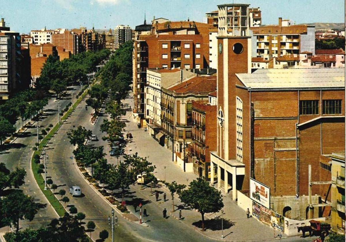 Imagen principal - En color, postal de 1964 donde se ve la iglesia de San Antonio (Padres Franciscanos) y, junto al solar donde se levantaría el convento, un carro tirado por un caballo. En blanco y negro, vista del barrio Girón en los años setenta del siglo pasado y el Cine Castilla en 1998.