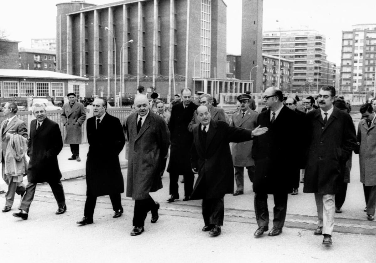 Inauguración del puente de la plaza Doctor Quemada de Valladolid, por el ministro de Vivienda Vicente Mortes, en 1972. Al fondo, la iglesia de Santo Domingo de Guzmán.