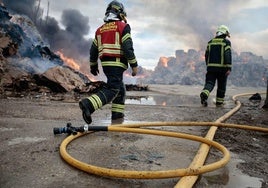 Imágenes del incendio de esta tarde en una fábrica de cartones y plásticos de Aldeamayor de San Martín