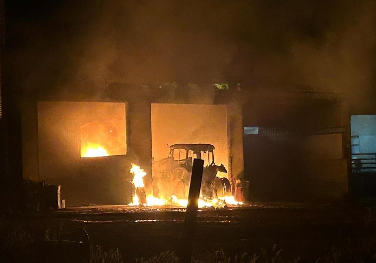 Incendio del tractor en Abades esta madrugada.