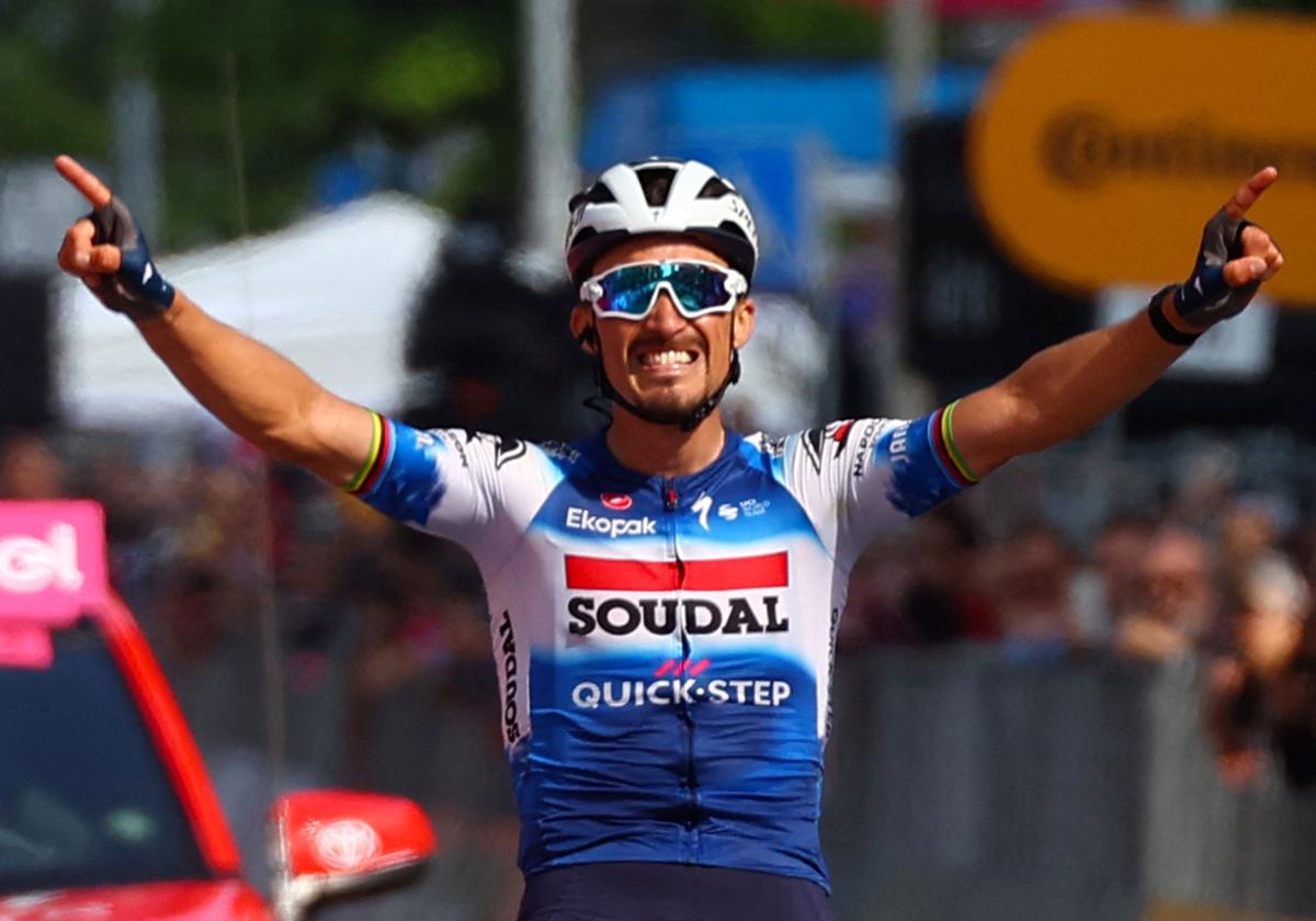 Julian Alaphilippe celebra la victoria de etapa en el Giro.