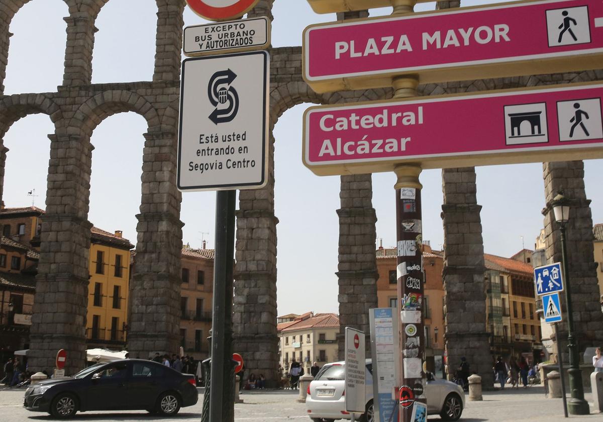 Señal situada al inicio de la calle San Juan que informa de la entrada en 'Segovia Centro'.