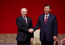 El presidente ruso, Vladímir Putin, estrecha la mano a su homólogo chino, Xi Jinping, durante su encuentro en Pekín.