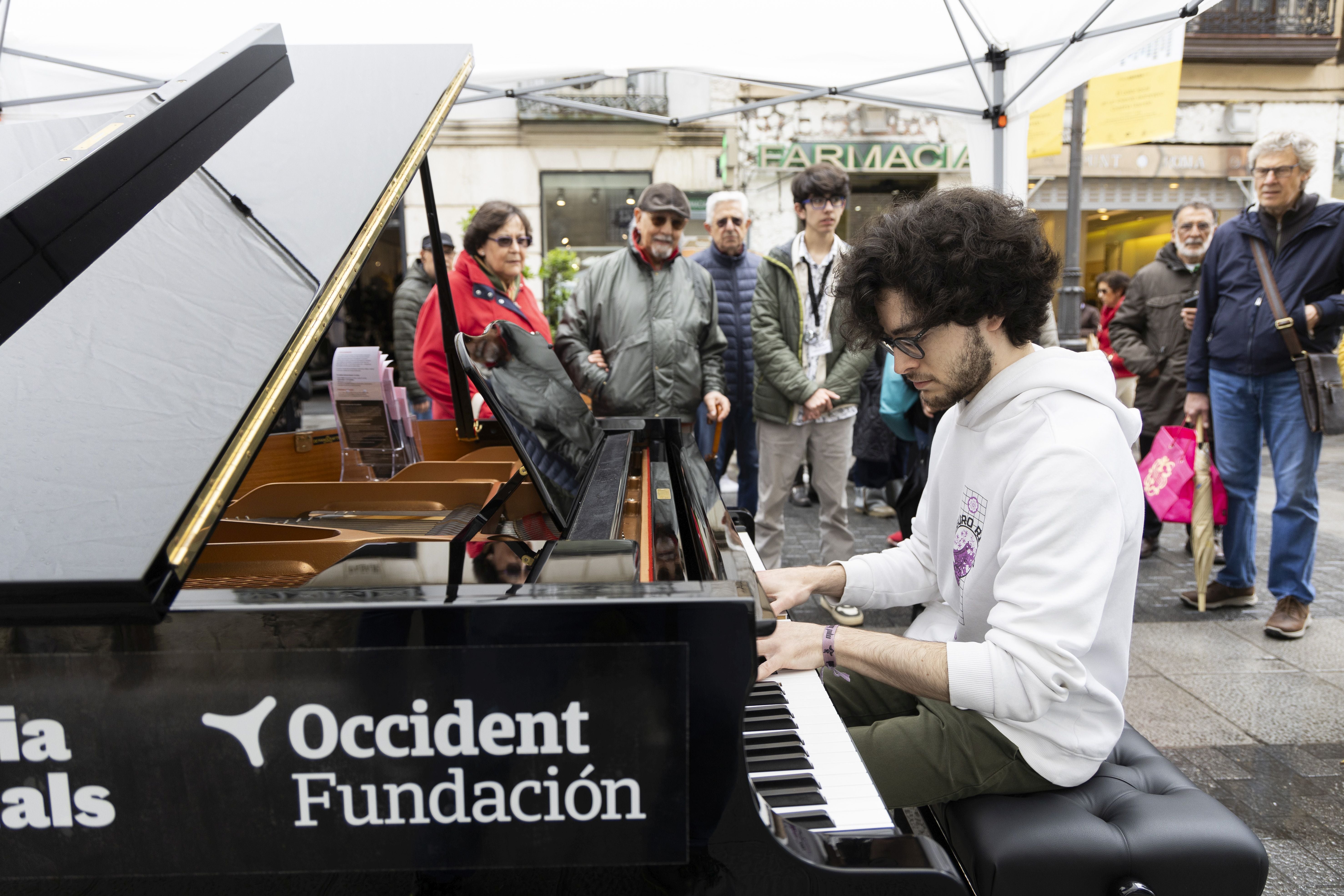 El centro de Valladolid se llena de pianos, en imágenes