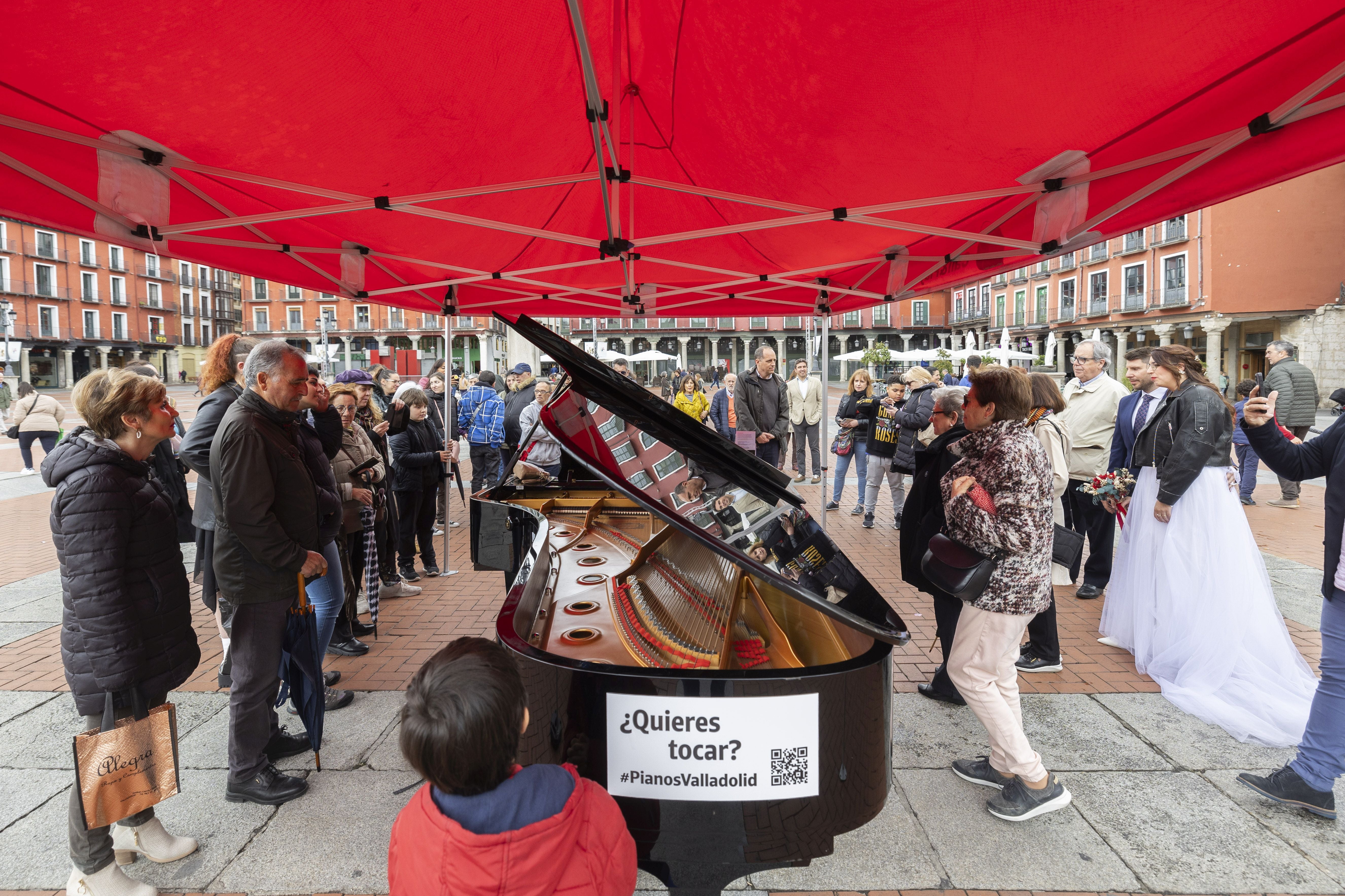 El centro de Valladolid se llena de pianos, en imágenes