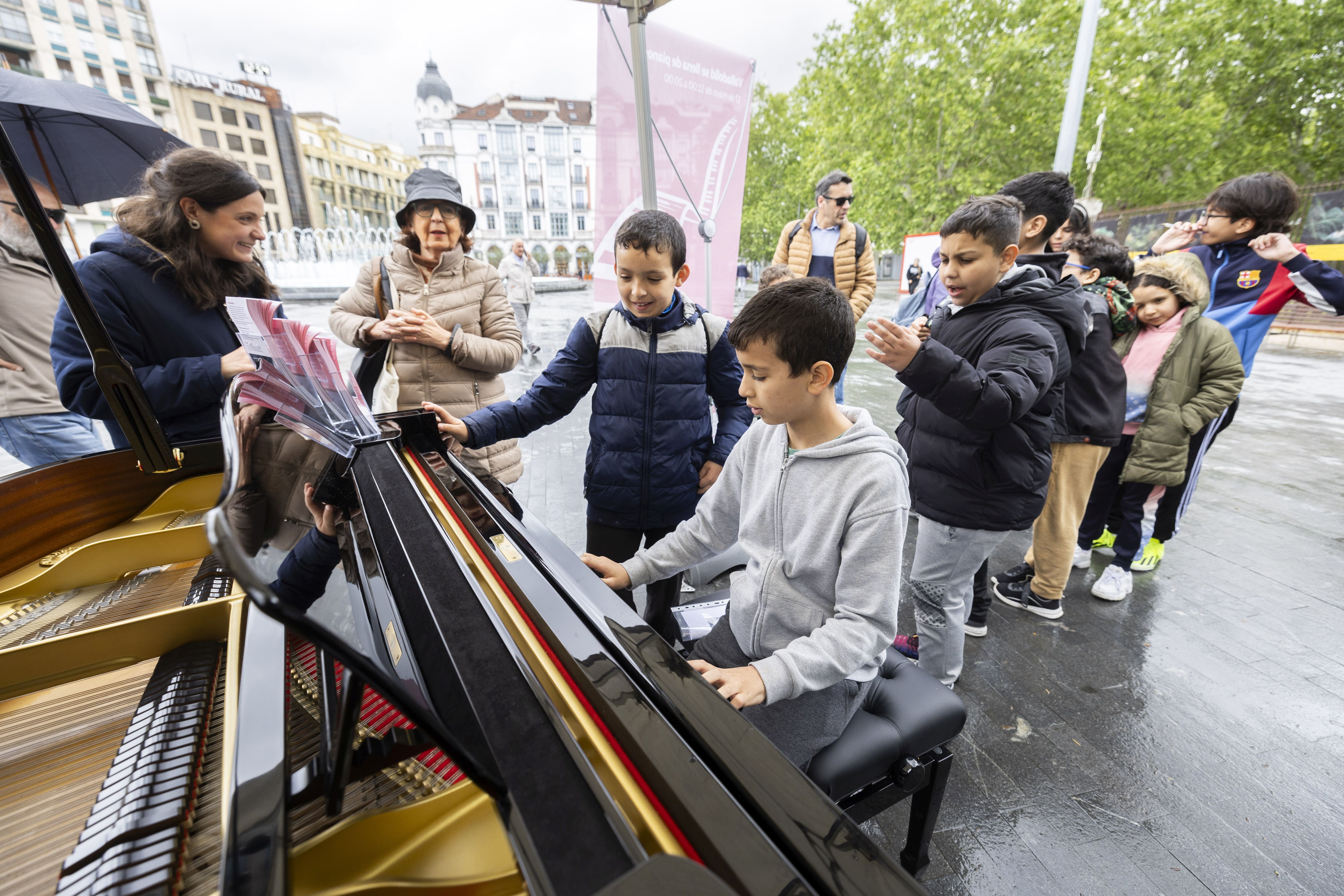 El centro de Valladolid se llena de pianos, en imágenes