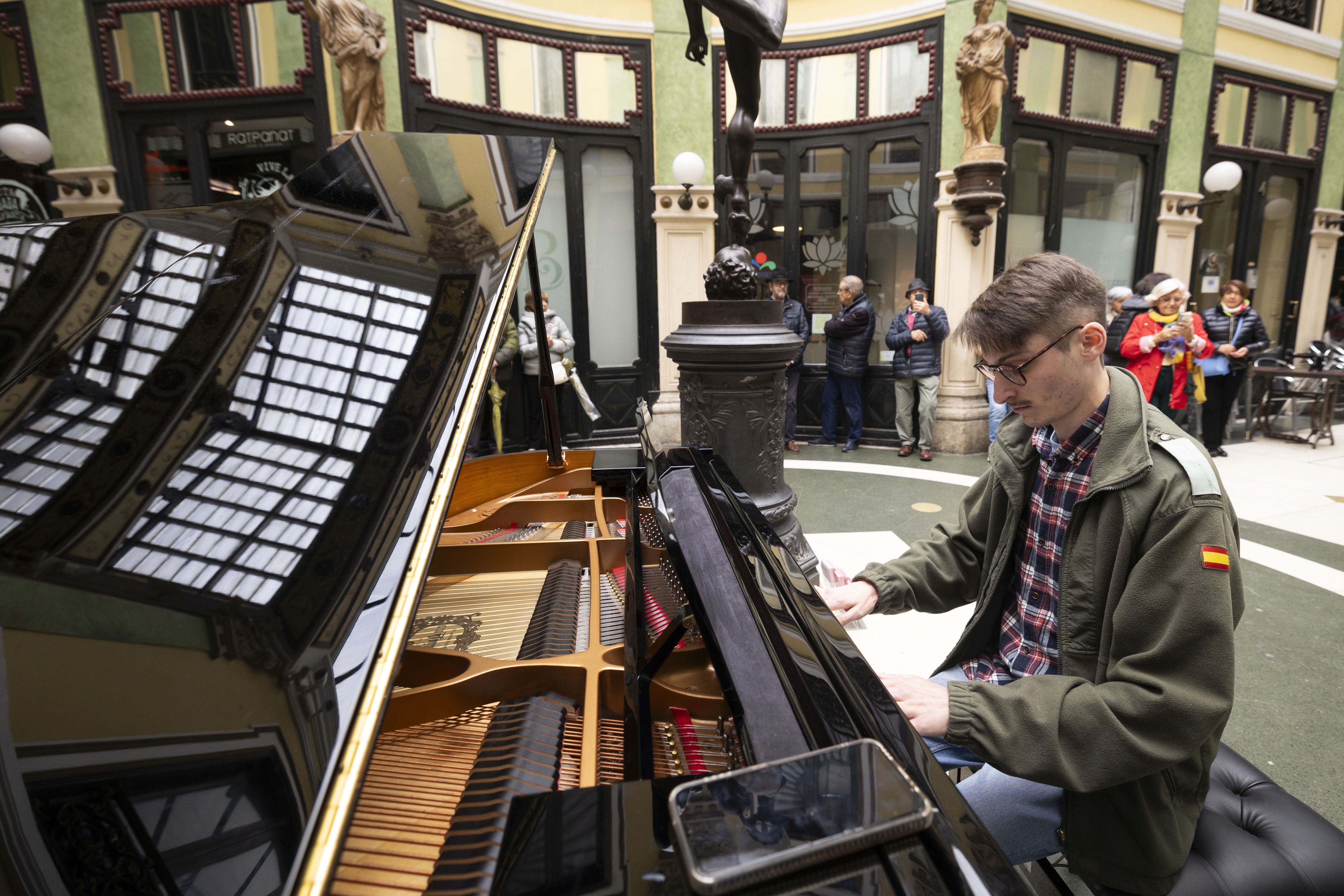 El centro de Valladolid se llena de pianos, en imágenes