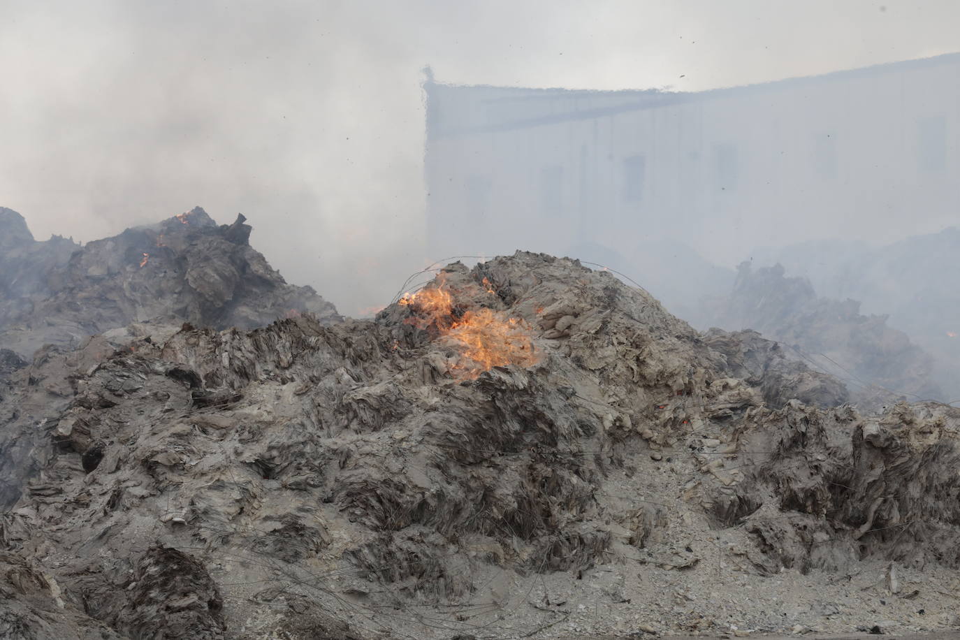 Las imágenes del día después del incendio de la fábrica de Aldeamayor
