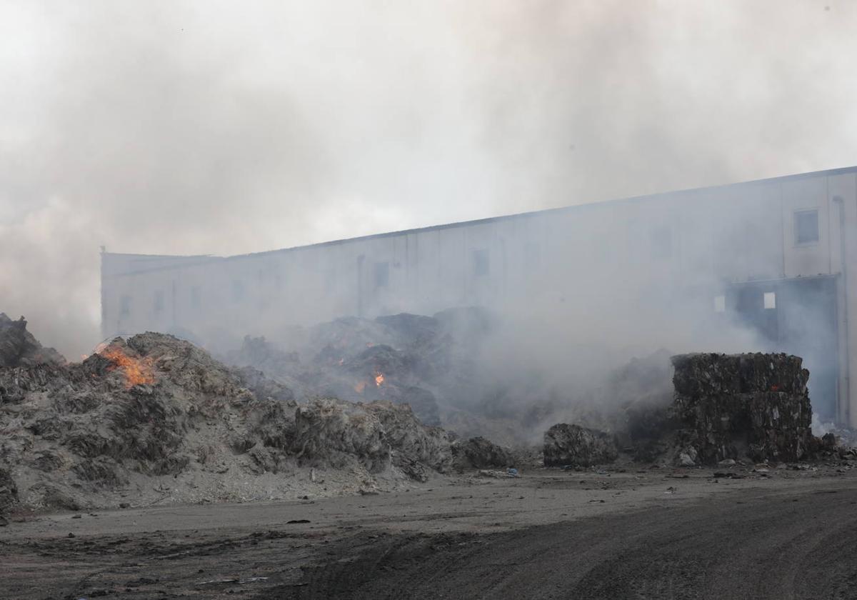 Las imágenes del día después del incendio de la fábrica de Aldeamayor