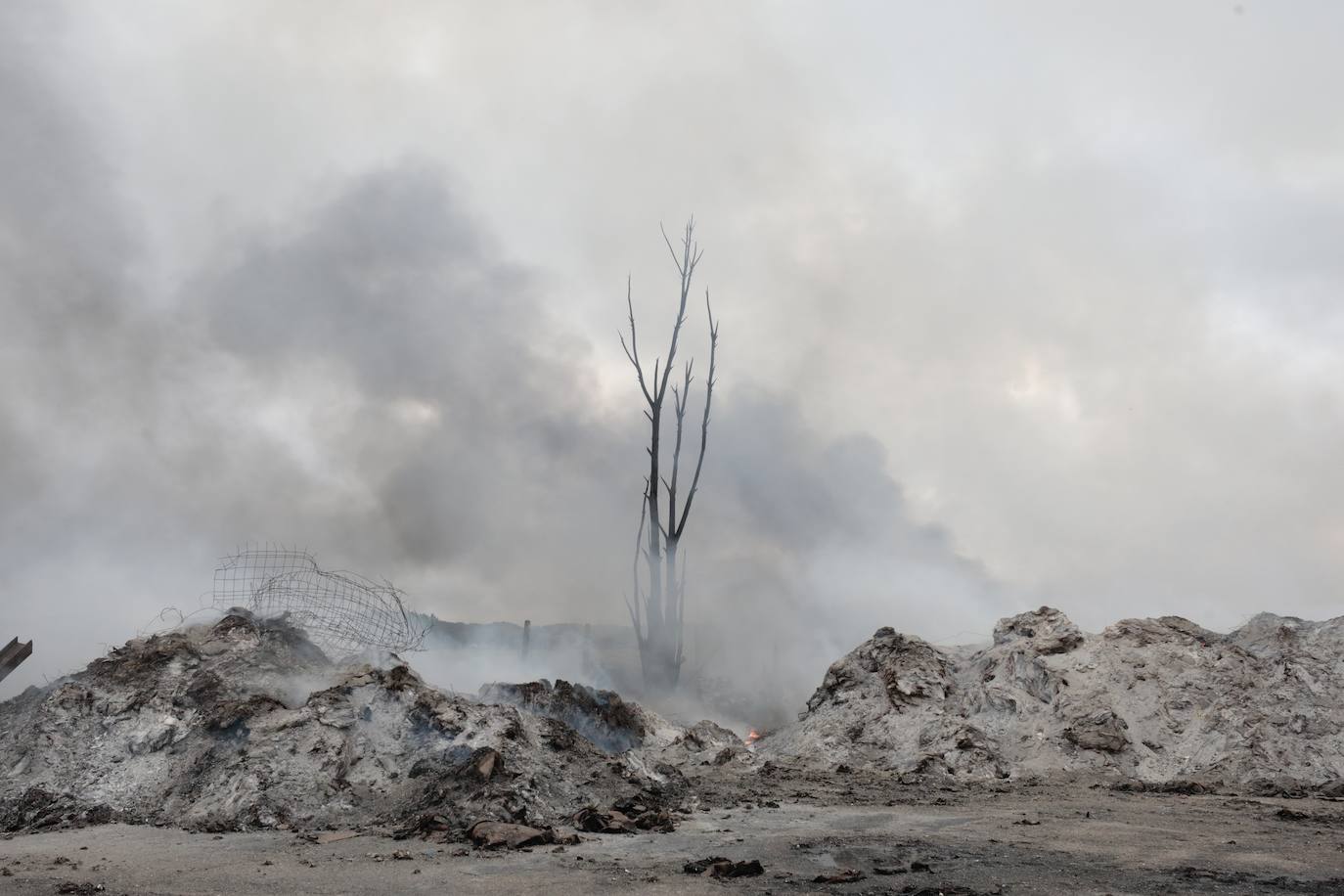 Las imágenes del día después del incendio de la fábrica de Aldeamayor