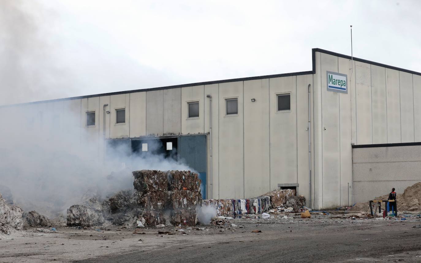 Las imágenes del día después del incendio de la fábrica de Aldeamayor