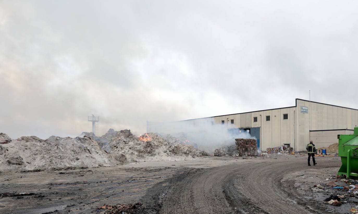 Las imágenes del día después del incendio de la fábrica de Aldeamayor
