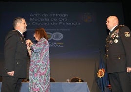 La alcaldesa de Palencia, Miriam Andrés, coloca la medalla de oro de Palencia a la Policía al jefe de la Comisaría Provincial, Honorio Pérez.