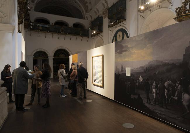 Visitantes en la muestra tras la inauguración.