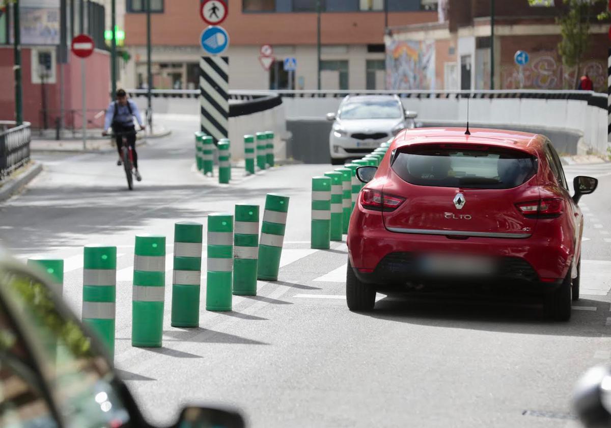 Varios vehículos circulan a la entrada del túnel de Andrómeda, donde se han colocado los separadores.