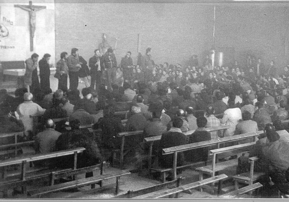 Asamblea de Comisiones Obreras en la parroquia de Santo Toribio en los años 70.