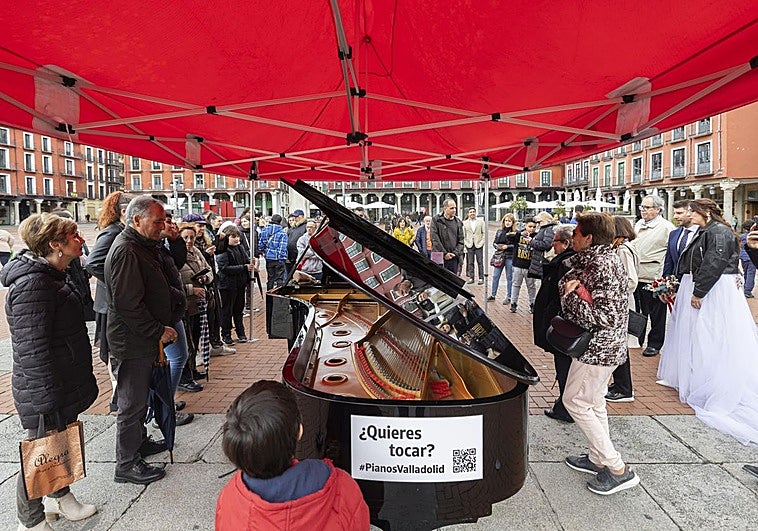 El público alrededor del piano instalado en la Plaza Mayor.