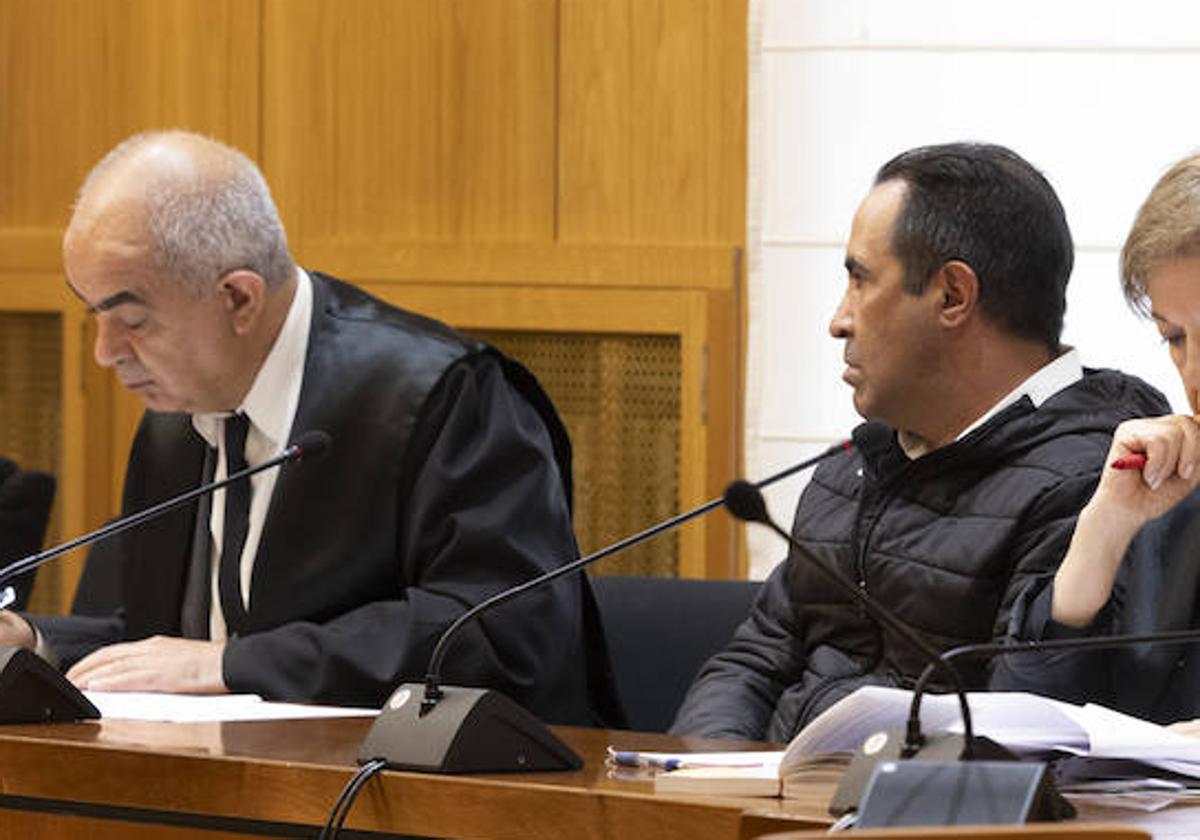 Rubén Álvarez, a la derecha, en la primera sesión del juicio.