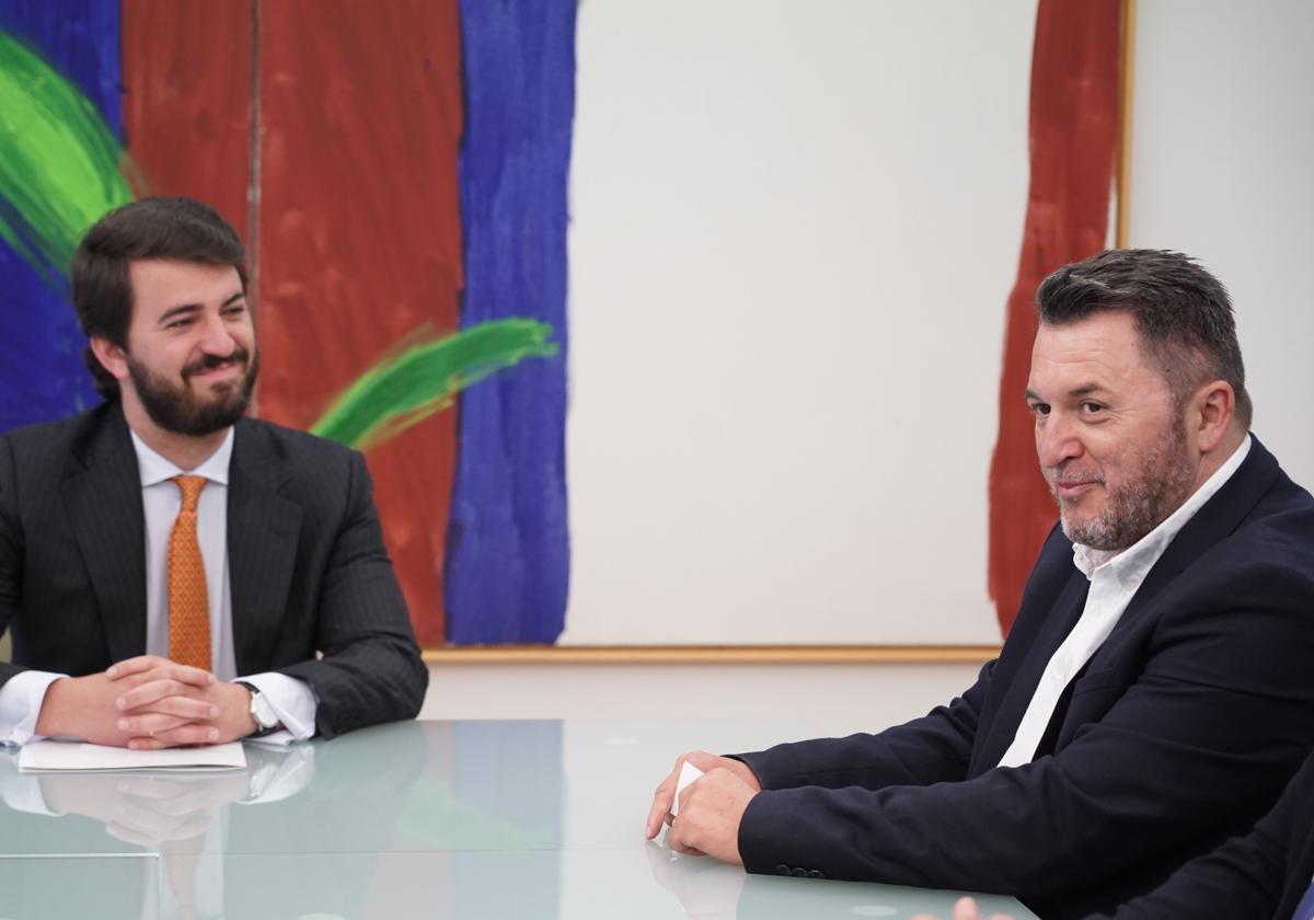 El vicepresidente de la Junta, Juan García-Gallardo, y el presidente de Impulsa Igualdad, Francisco Sardón.