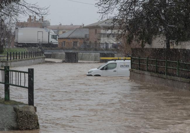 Furgoneta atrapada en las inundaciones que hubo a principios del año en Cantimpalos.