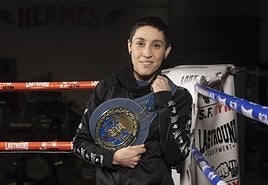 Isa Rivero posa con su cinturón de campeona de Europa.