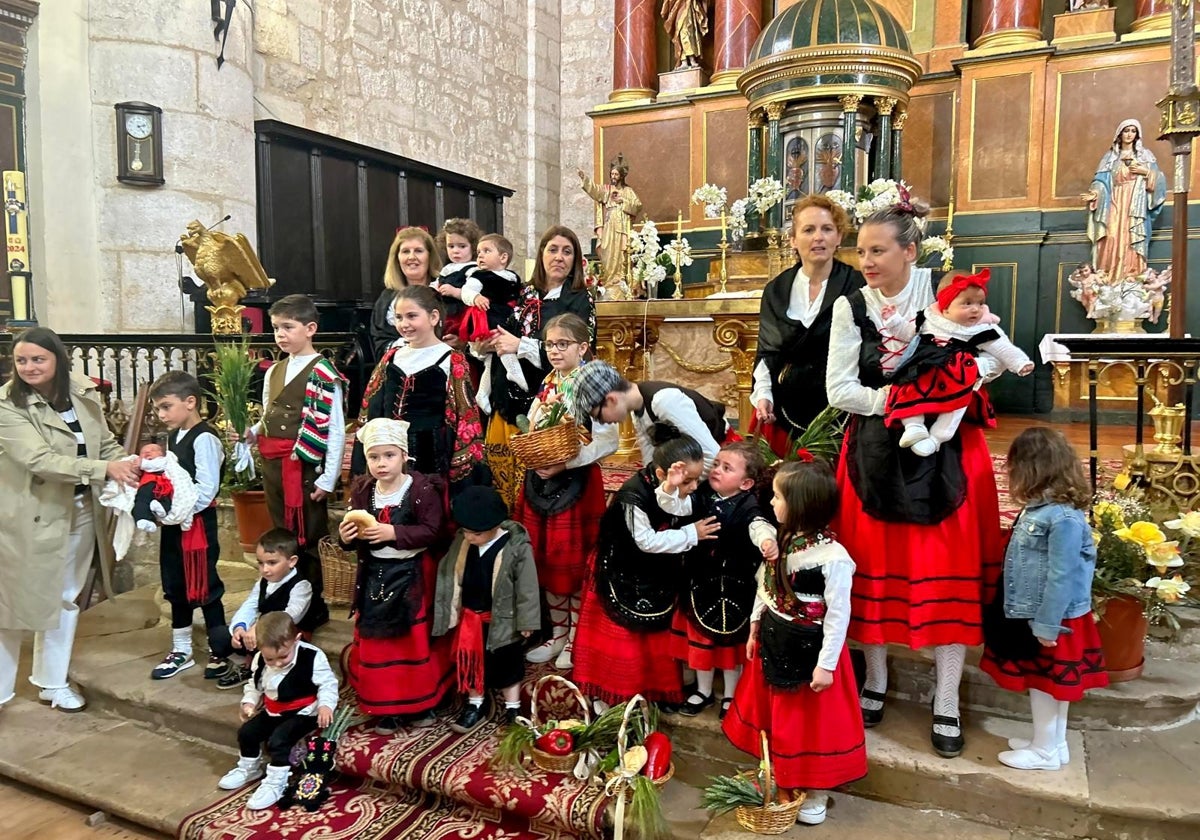 Torquemada, fiel a la tradición con la hoguera y la ofrenda a San Isidro