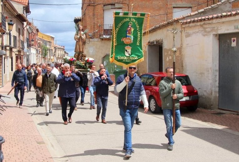 Torquemada, fiel a la tradición con la hoguera y la ofrenda a San Isidro