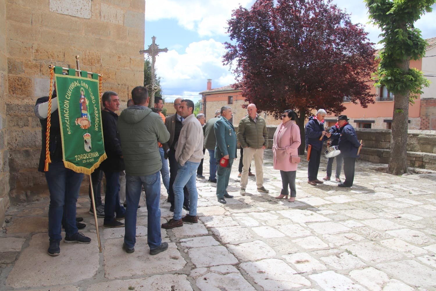 Torquemada, fiel a la tradición con la hoguera y la ofrenda a San Isidro