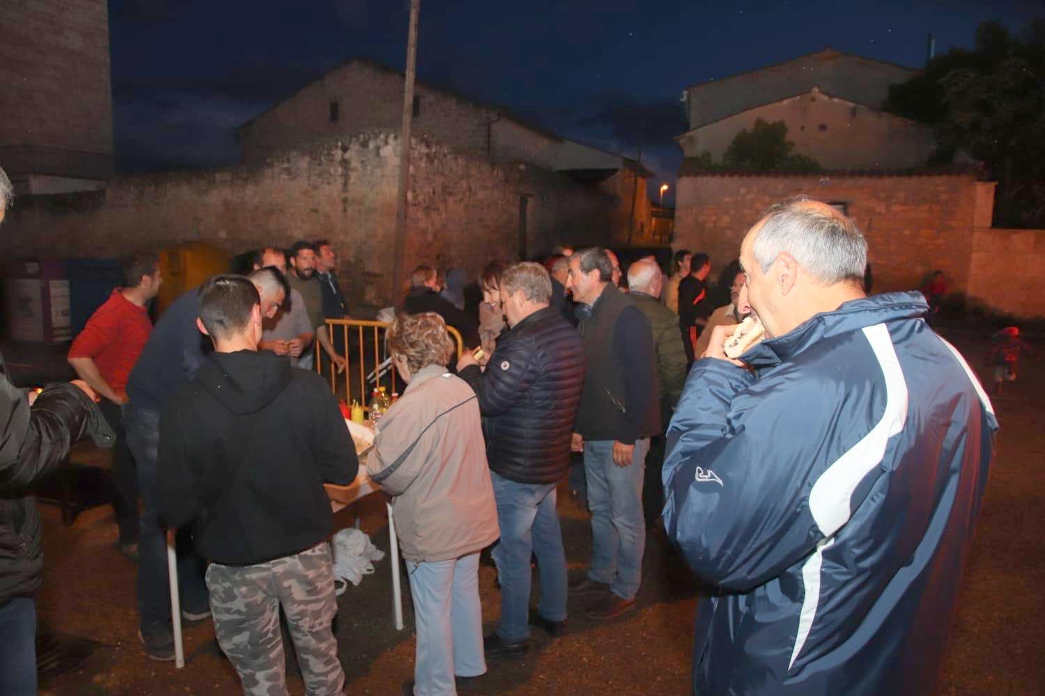 Torquemada, fiel a la tradición con la hoguera y la ofrenda a San Isidro