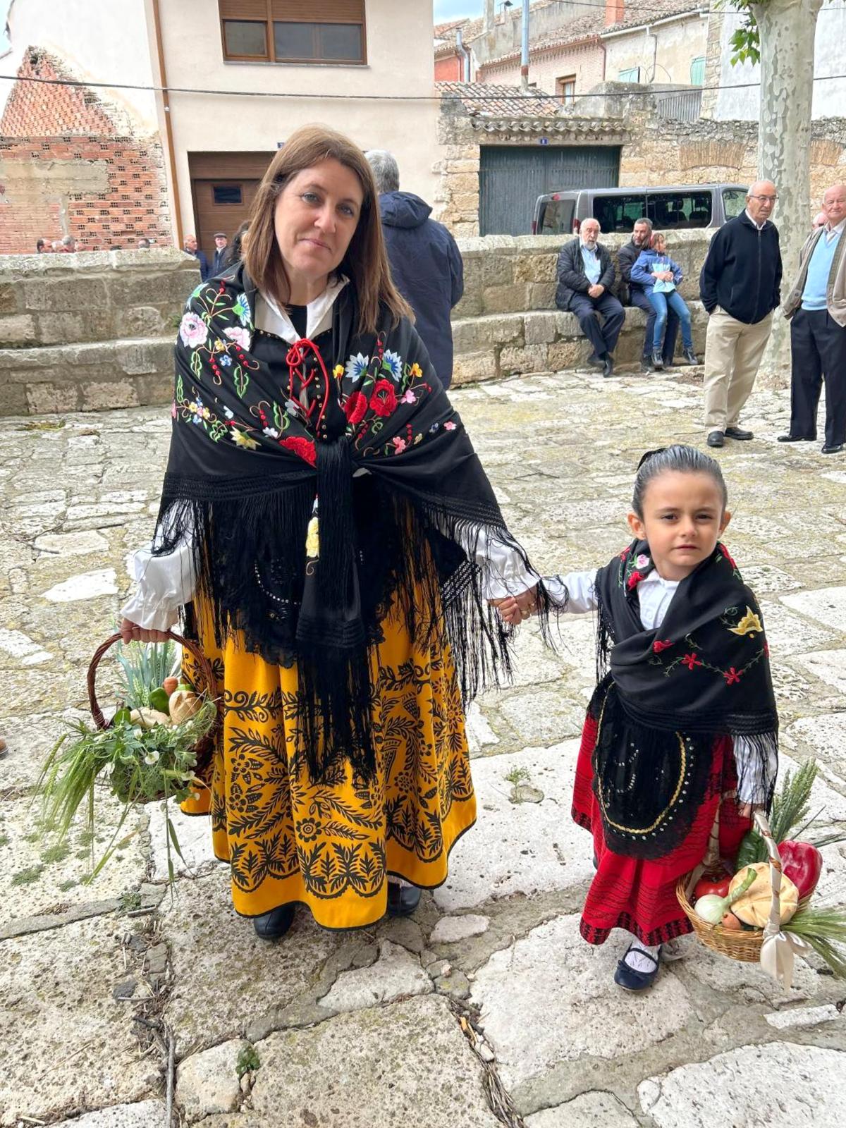 Torquemada, fiel a la tradición con la hoguera y la ofrenda a San Isidro