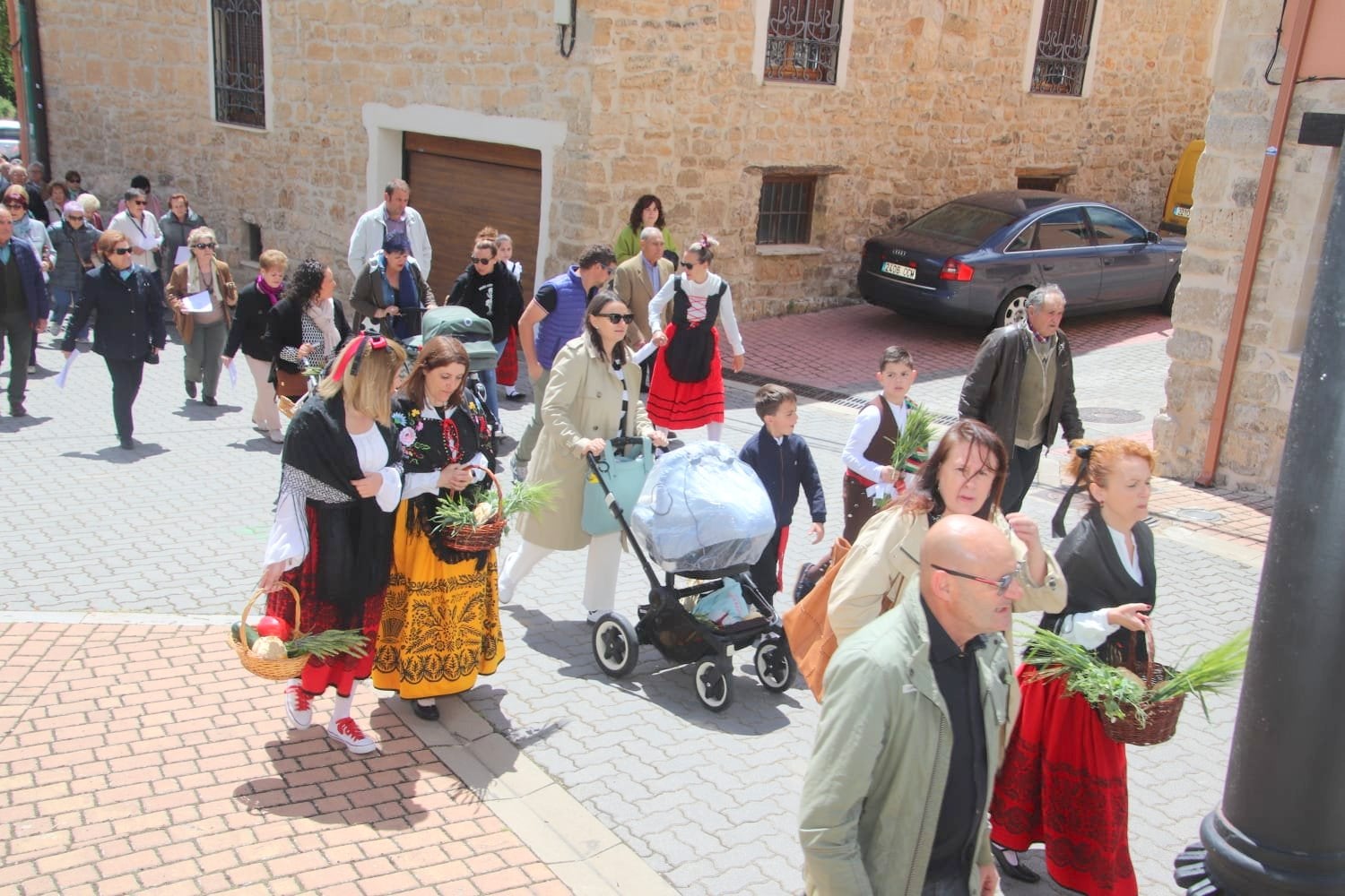 Torquemada, fiel a la tradición con la hoguera y la ofrenda a San Isidro