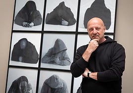 Germán Sinova con una de sus obras en la muestra 'Velum'.