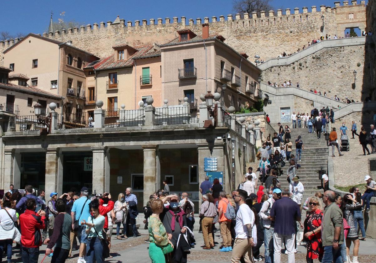 Decenas de turistas, en el entorno del Acueducto de Segovia.