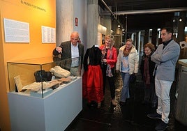 El director del Museo de Palencia, Javier Pérez, muestra los objetos incluidos en la vitrina.