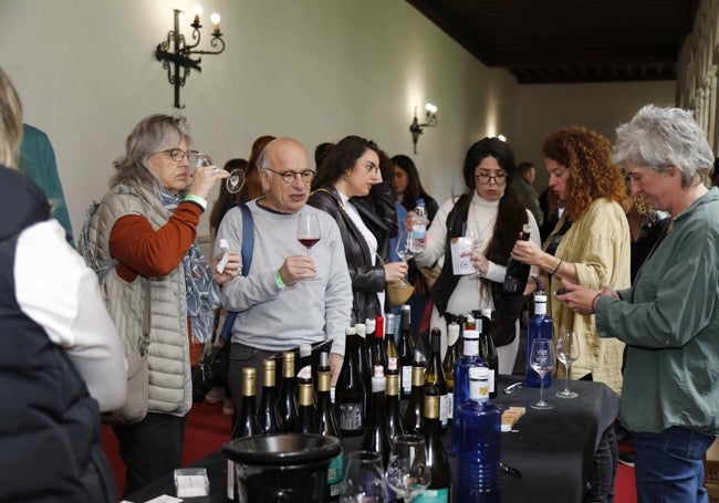 Una de las elaboradoras asistentes muestra sus vinos.