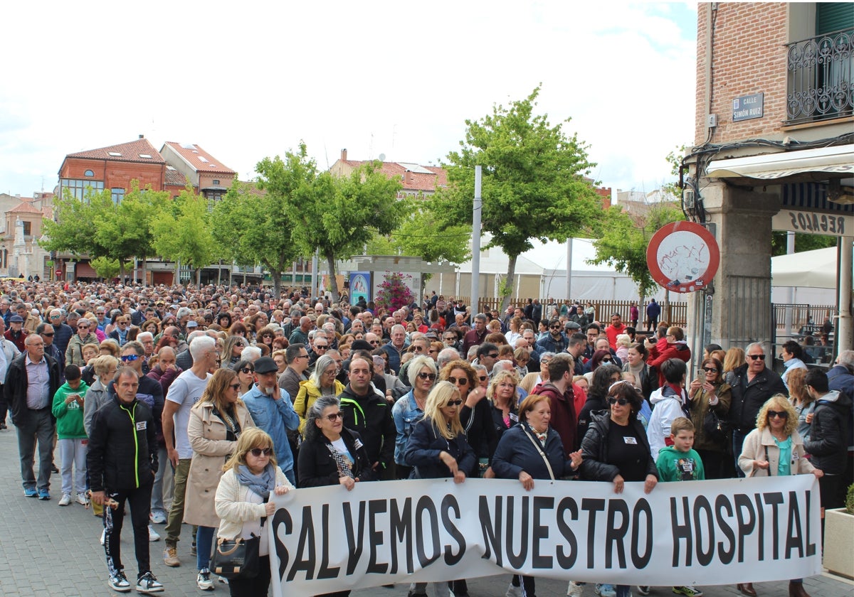 Miles de personas se manifiestan en Medina del Campo en defensa del Hospital Comarcal