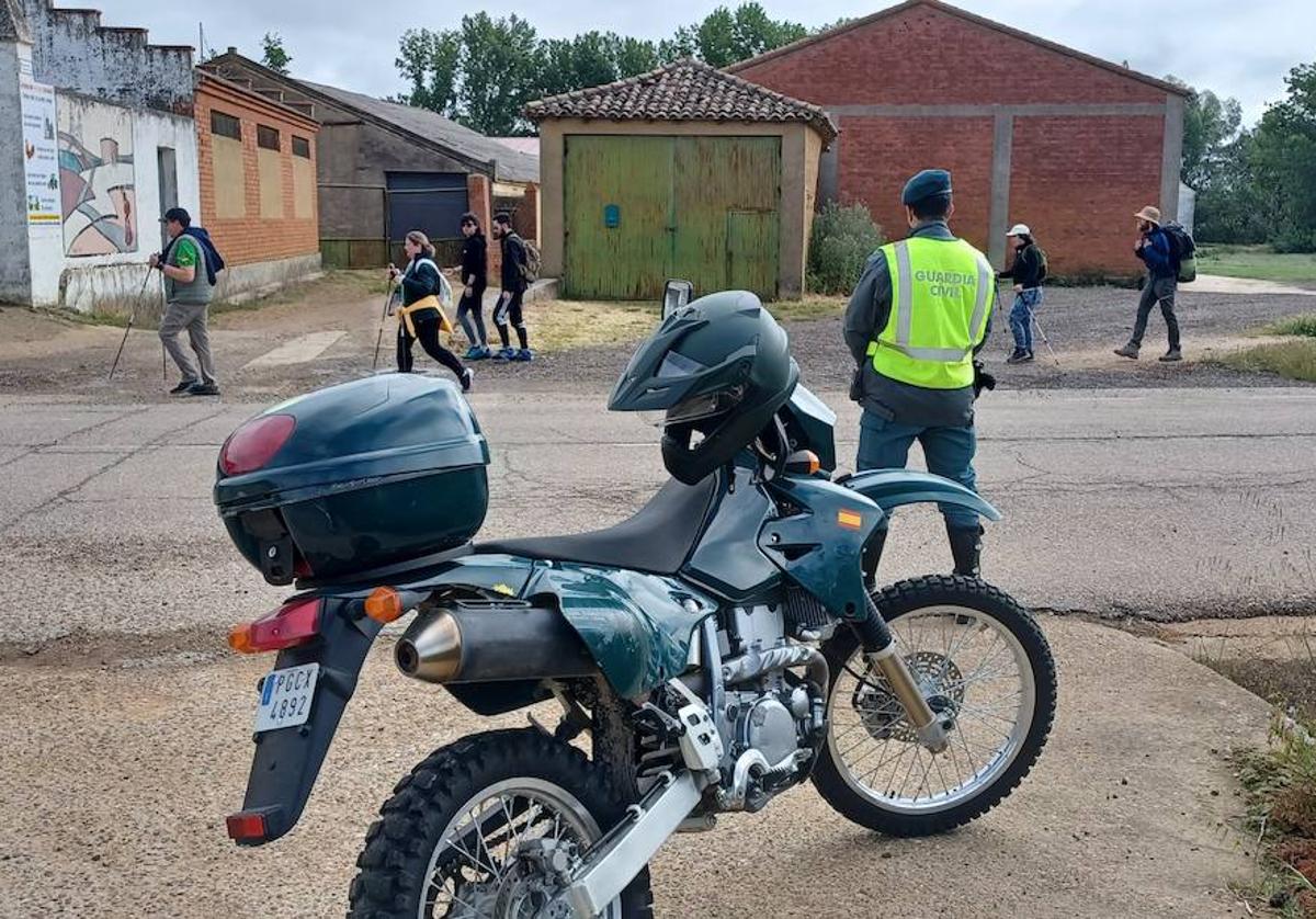 Participantes en la etapa, a la altura de Revenga de Campos.