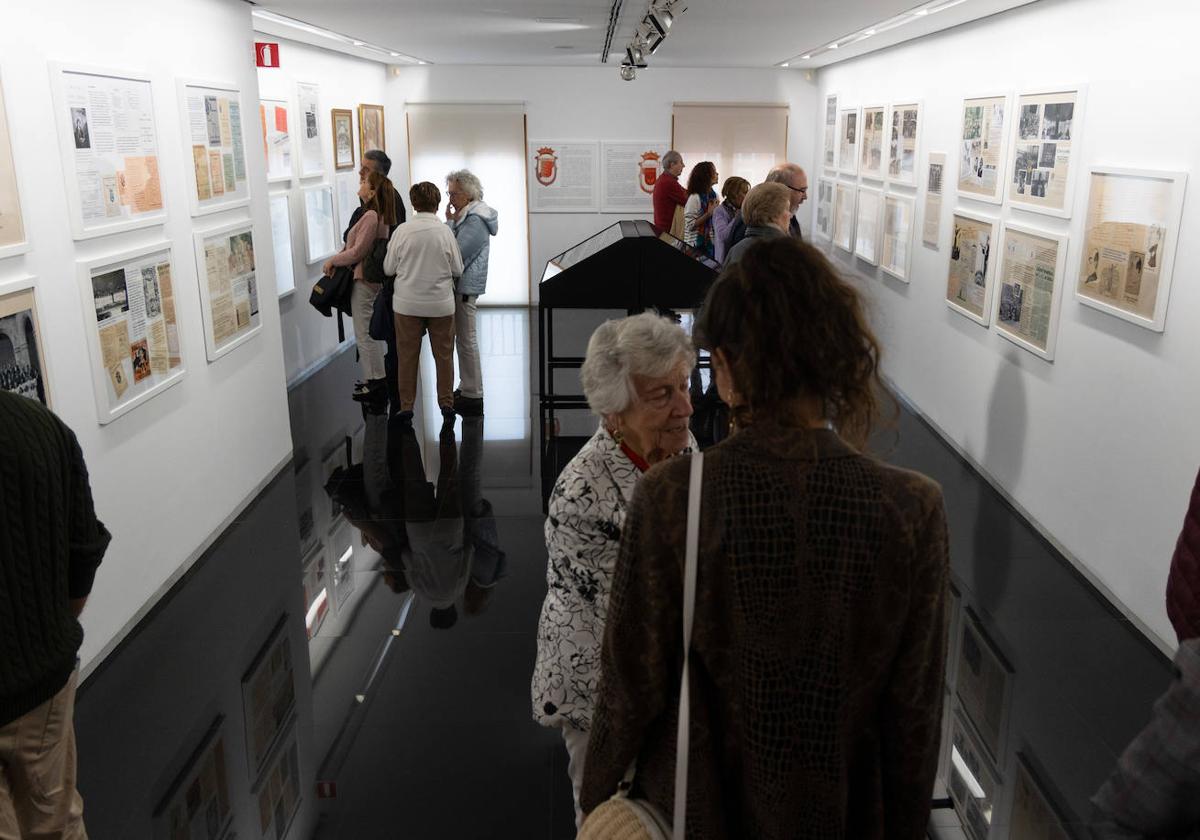 Decenas de coralistas acudieron a la inauguración de la muestra el jueves.