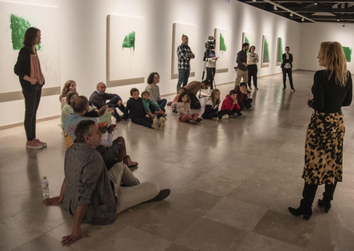 Imagen secundaria 1 - Arriba, visita guiada a una exposición en el Museo de Segovia; abajo a la izquierda, actividad en el Esteban Vicente con familias, y a al derecha, recital poético en la Casa-Museo Antonio Machado. 