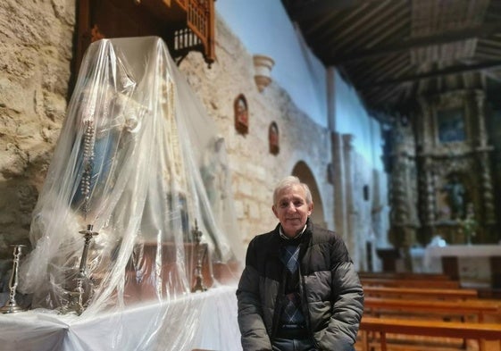 Enrique Holgueras en la iglesia de San Salvador de Hornija, donde sólo se da misa en funerales