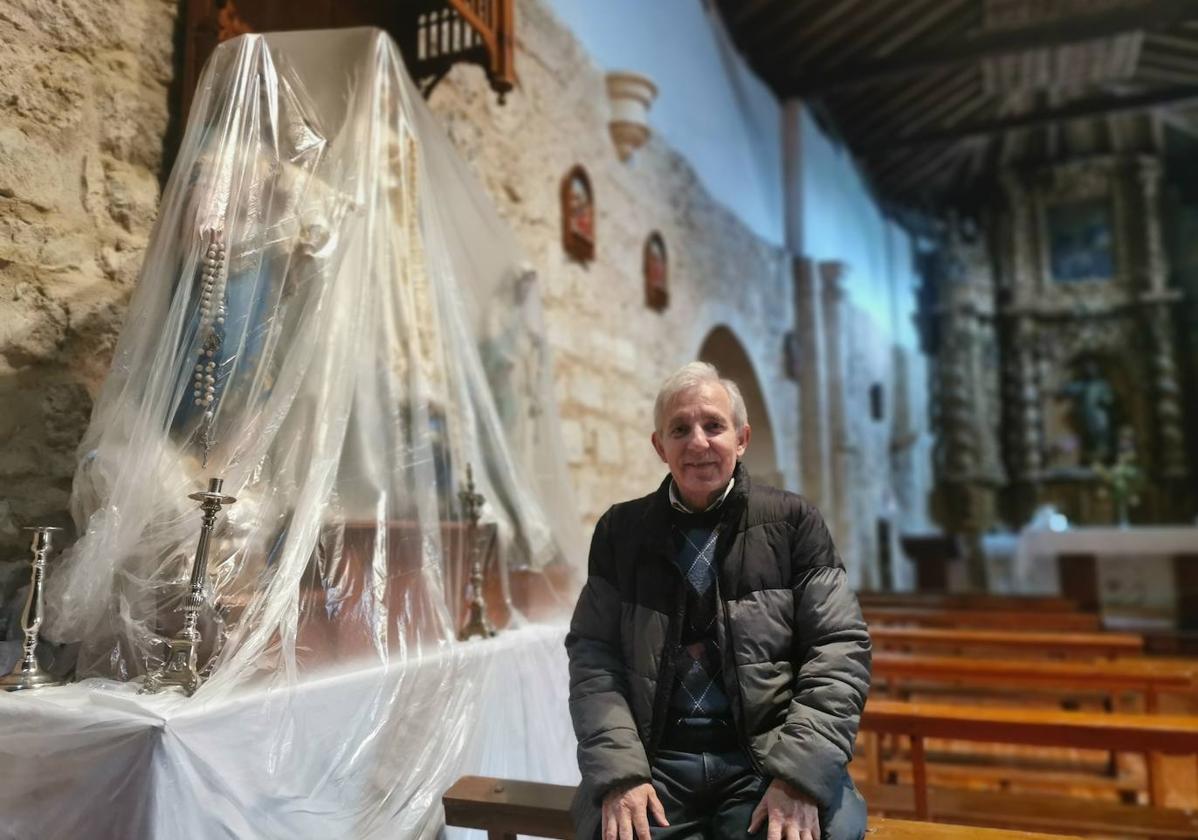 Enrique Holgueras en la iglesia de San Salvador de Hornija, donde sólo se da misa en funerales