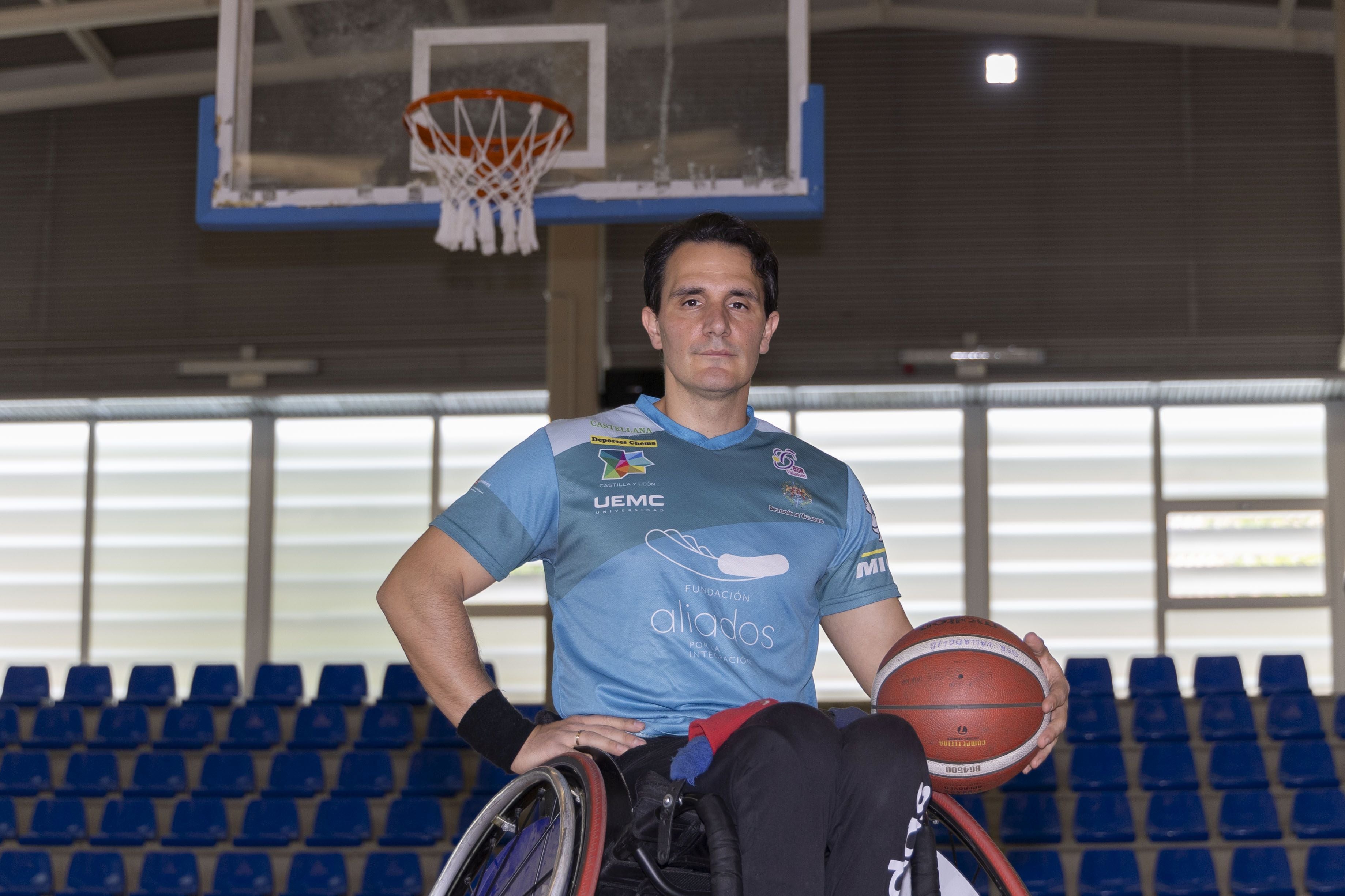 Robles posa para la entrevista en el Polideportivo Pilar Fernández Valderrama.